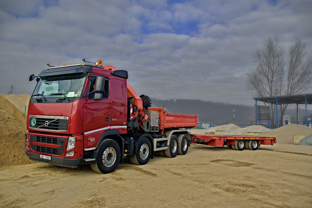Volvo FH13 8x4 HR + tandemový podvalník Zrůst